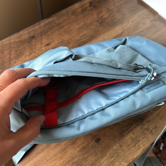 Hydroflask sling backpack - Picture 4 of 4